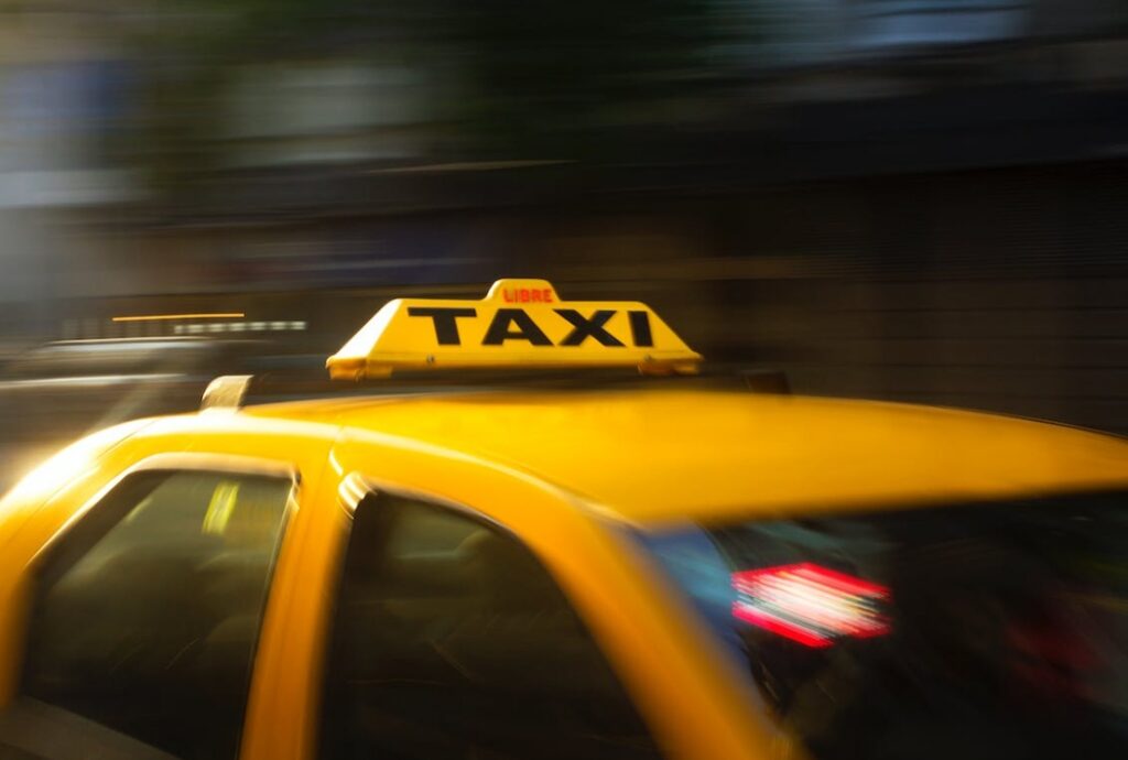 Monitoring taksówek i przewozów samochodów osobowych w Warszawie w 2023: Zaskakujące wyniki