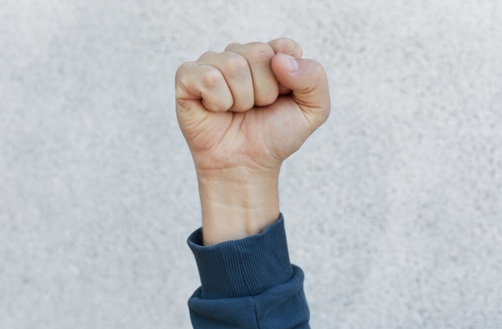 Kampania antyprzemocowa "Przemoc karmi się milczeniem" promuje międzynarodowy znak zamykanej dłoni „POMÓŻ MI"