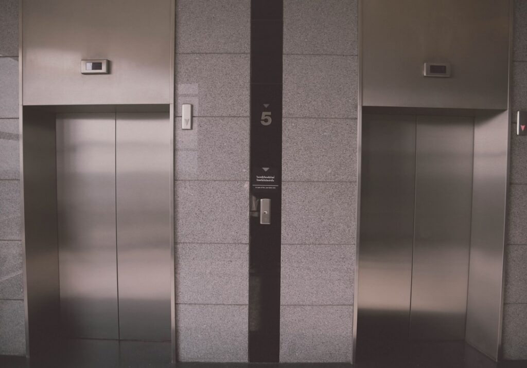 Nowe windy na stacji metra Pole Mokotowskie zwiększają komfort i dostępność dla wszystkich pasażerów