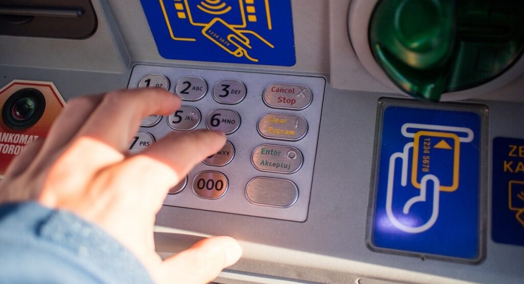Niezwykłe zatrzymanie 29-letniego Azerbejdżańca podejrzanego o próby włamań do bankomatów