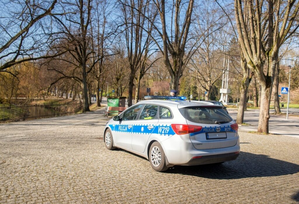 Kradzież telefonu i butów przez nastolatka – szybka reakcja policji